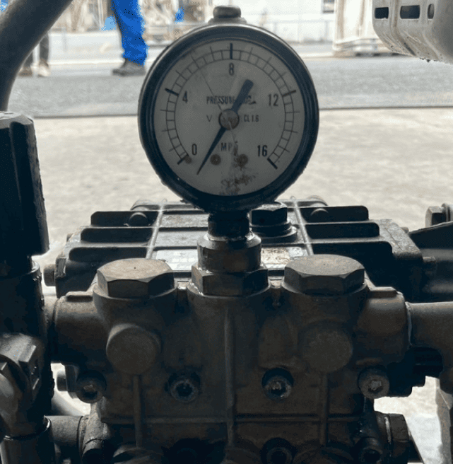 動かないポンプの圧力メーター