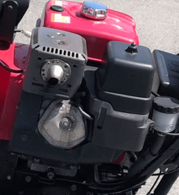 エンジンに不具合がある除雪機