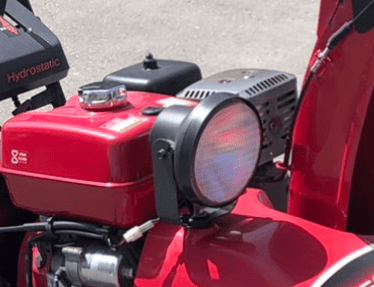 ライトが故障した除雪機